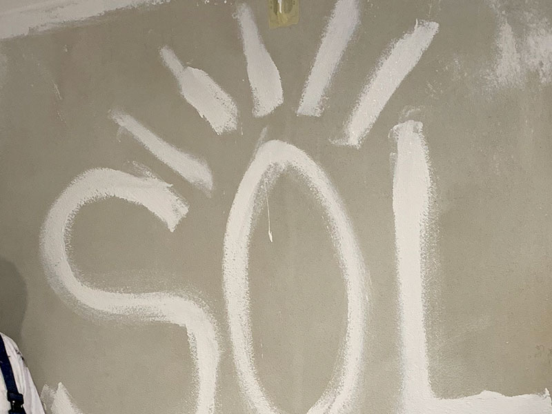 Die Wand mit SOL bemalt