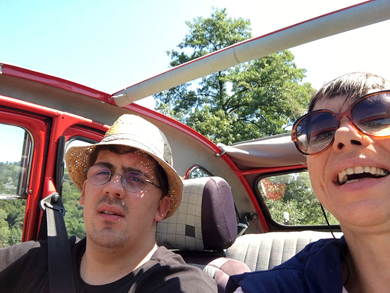 Wenzl und Ursula im Auto